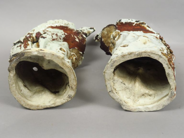 Couple d’oiseaux fohang en porcelaine blanche partiellement laquée. Ch