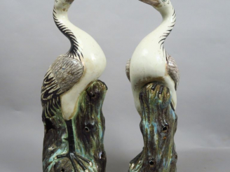 Vente aux enchères Couple d’ibis en terre cuite émaillé, reposant sur des rochers. Chine,