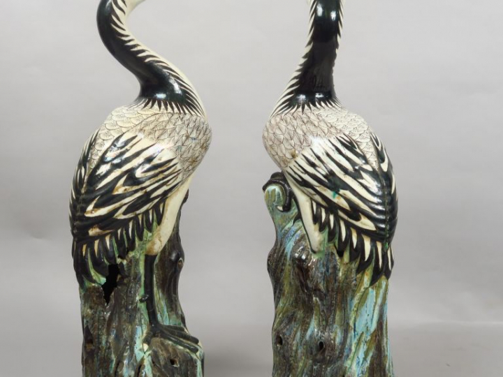 Couple d’ibis en terre cuite émaillé, reposant sur des rochers. Chine,