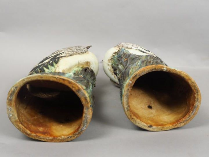 Couple d’ibis en terre cuite émaillé, reposant sur des rochers. Chine,