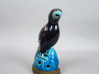 Vente aux enchères Perruche en céramique émaillée aubergine et turquoise, monture en bron