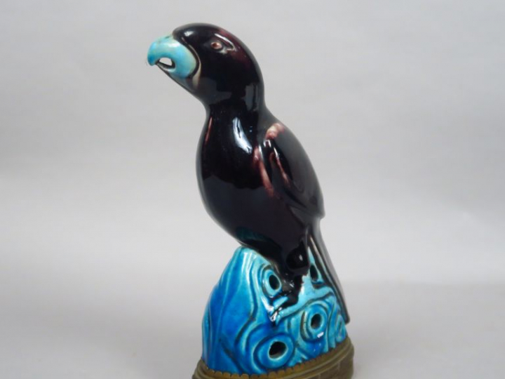 Perruche en céramique émaillée aubergine et turquoise, monture en bron