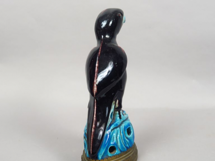 Perruche en céramique émaillée aubergine et turquoise, monture en bron