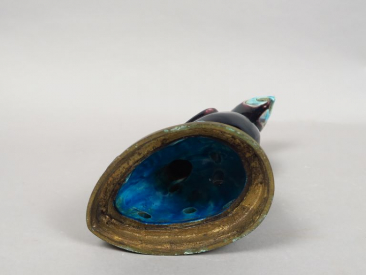 Perruche en céramique émaillée aubergine et turquoise, monture en bron