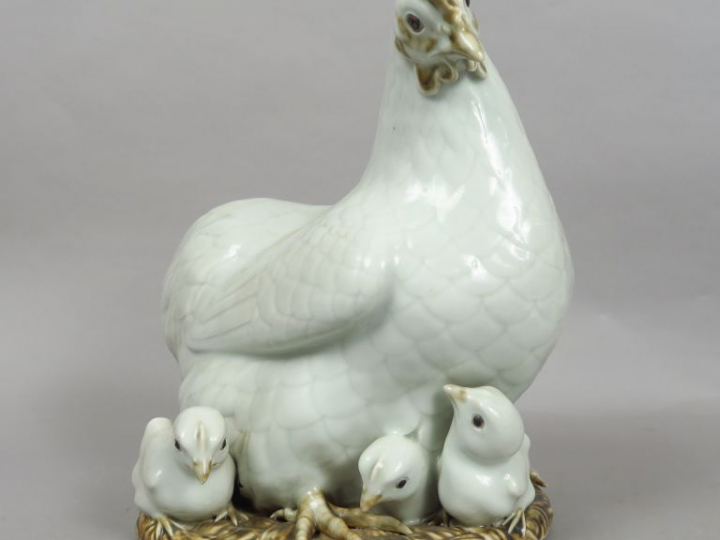 Groupe en porcelaine, représentant une poule et ses poussins, avec mar