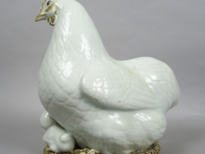 Groupe en porcelaine, représentant une poule et ses poussins, avec mar