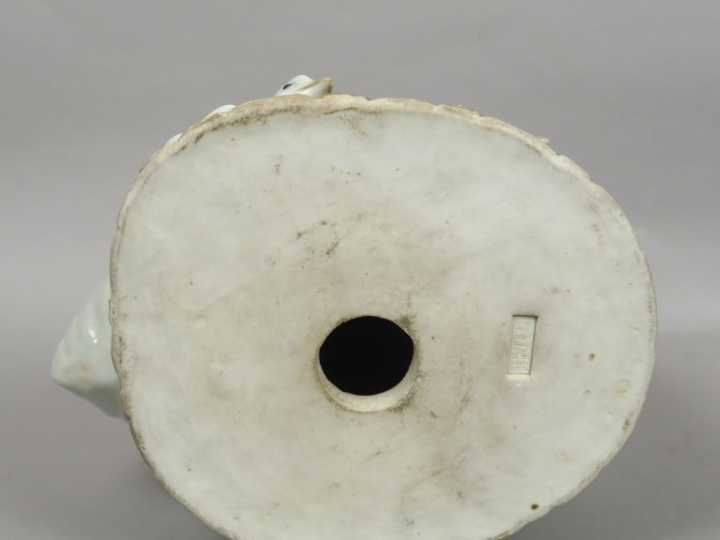 Groupe en porcelaine, représentant une poule et ses poussins, avec mar