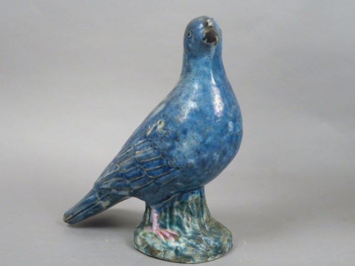 Palombe en céramique émaillée bleue. Chine, XIXème siècle. (Manque le 