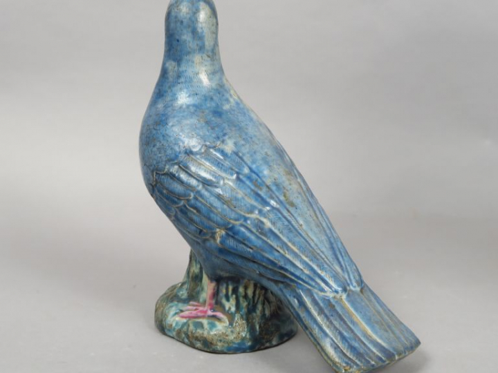 Palombe en céramique émaillée bleue. Chine, XIXème siècle. (Manque le 