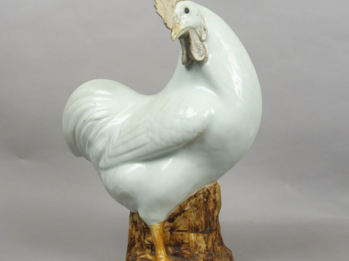 Coq en porcelaine, représenté sur un rocher. Chine, XIXème siècle (Acc