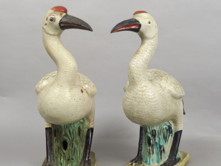 Couple d’ibis en céramique émaillée blanc, vert, jaune, rouge. Chine, 