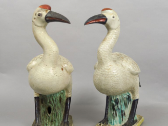 Vente aux enchères Couple d’ibis en céramique émaillée blanc, vert, jaune, rouge. Chine, 