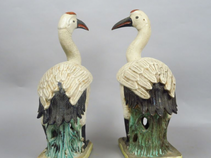 Couple d’ibis en céramique émaillée blanc, vert, jaune, rouge. Chine, 