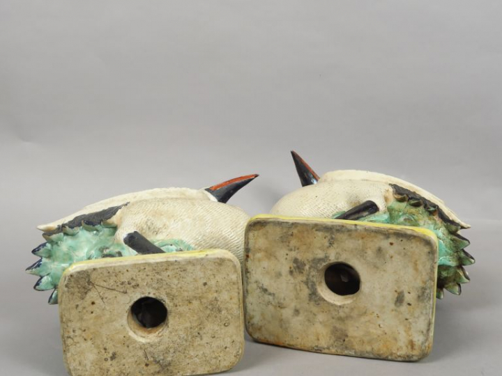 Couple d’ibis en céramique émaillée blanc, vert, jaune, rouge. Chine, 