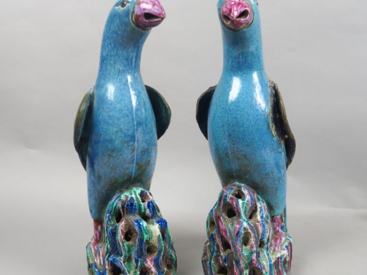 Couple de perruches en céramique émaillée bleu et arlequin. Chine, XVI
