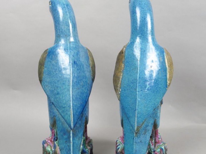 Couple de perruches en céramique émaillée bleu et arlequin. Chine, XVI