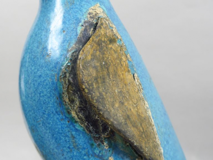 Couple de perruches en céramique émaillée bleu et arlequin. Chine, XVI