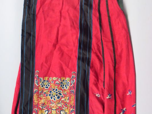 Deux jupes en soie et lin brodés, l'une à décor en camaïeu bleu de fle