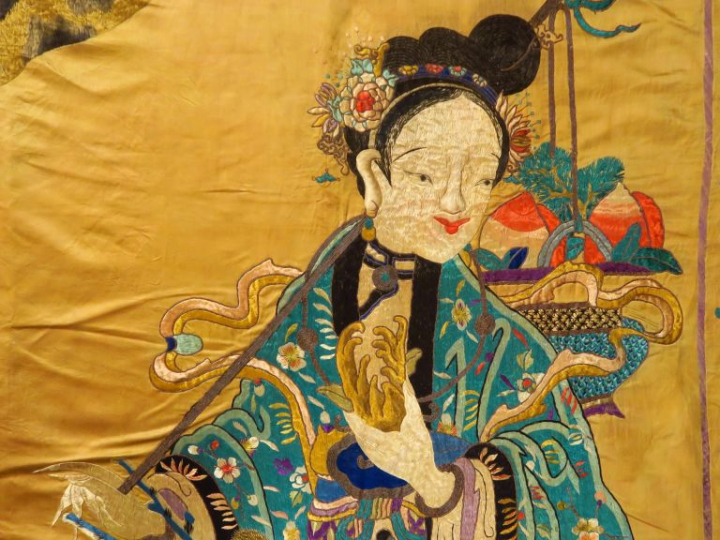 Importante tenture en lin et soie brodée, à décor d'une divinité fémin