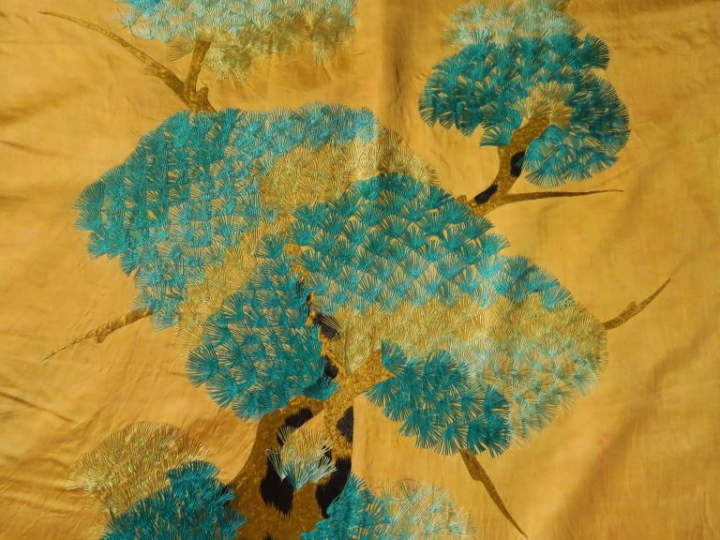 Importante tenture en lin et soie brodée, à décor d'une divinité fémin