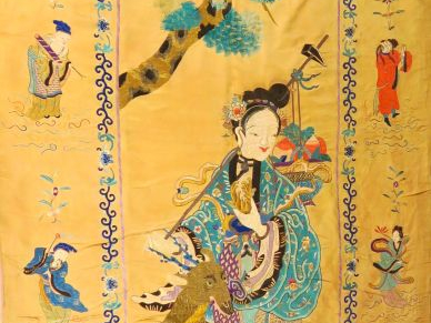 Importante tenture en lin et soie brodée, à décor d'une divinité fémin