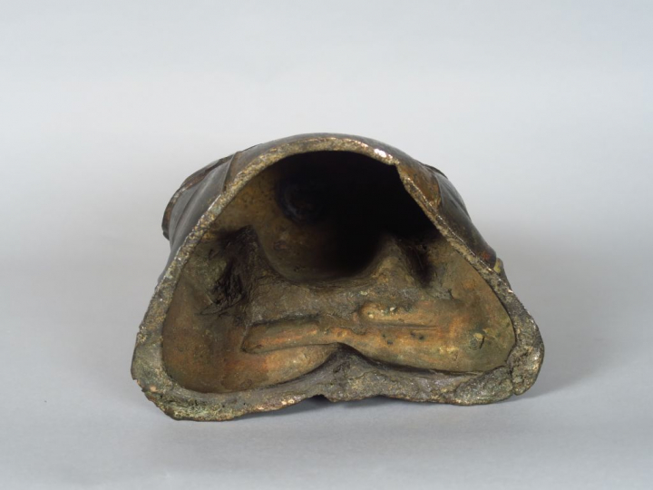 Statuette en bronze, anciennement laquée, représentant le bouddha assi