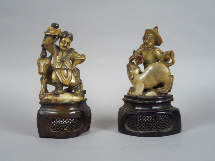 Deux statuettes en stéatite Schusan représentant deux lorans, un accom