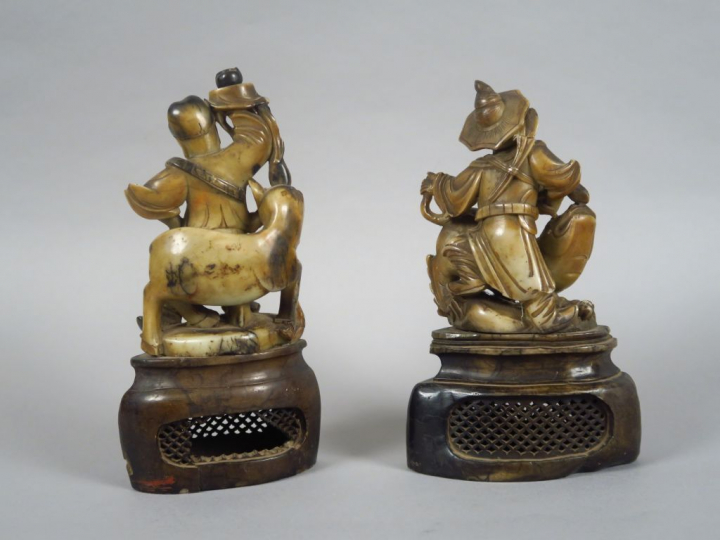 Deux statuettes en stéatite Schusan représentant deux lorans, un accom