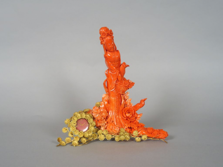 Groupe en corail  rouge représentant la déesse du printemps tenant un 