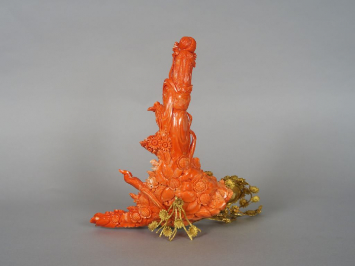 Groupe en corail  rouge représentant la déesse du printemps tenant un 