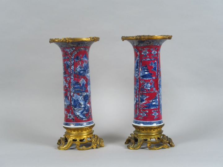 Paire de vases cornet en porcelaine blanche, à décor en bleu sous couv