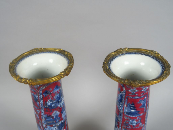 Paire de vases cornet en porcelaine blanche, à décor en bleu sous couv