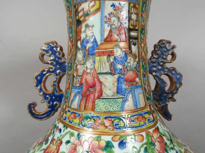 Important vase de palais en porcelaine et émaux de la famille rose, à 