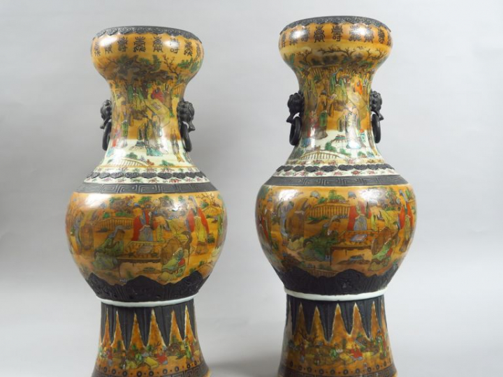 Paire de grands vases de forme balustre en porcelaine de Nankin, à déc