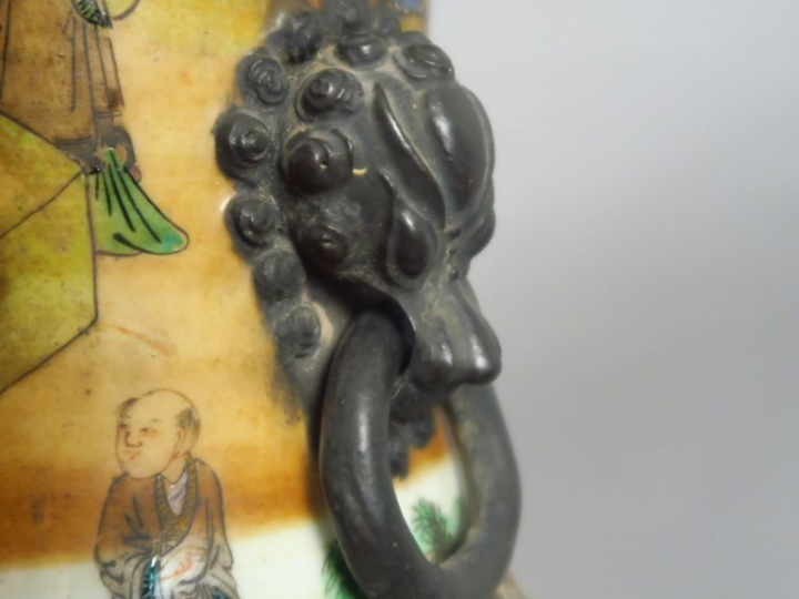 Paire de grands vases de forme balustre en porcelaine de Nankin, à déc