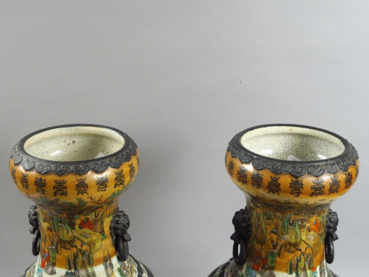 Paire de grands vases de forme balustre en porcelaine de Nankin, à déc