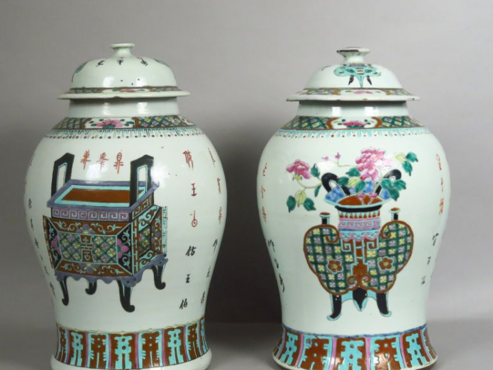 Paire de potiches couvertes de forme balustre en porcelaine et émaux d