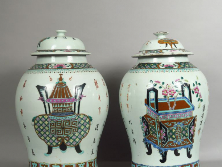 Paire de potiches couvertes de forme balustre en porcelaine et émaux d