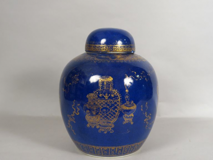 Pot à gingembre couvert en porcelaine et émail bleu poudré, décor à l"