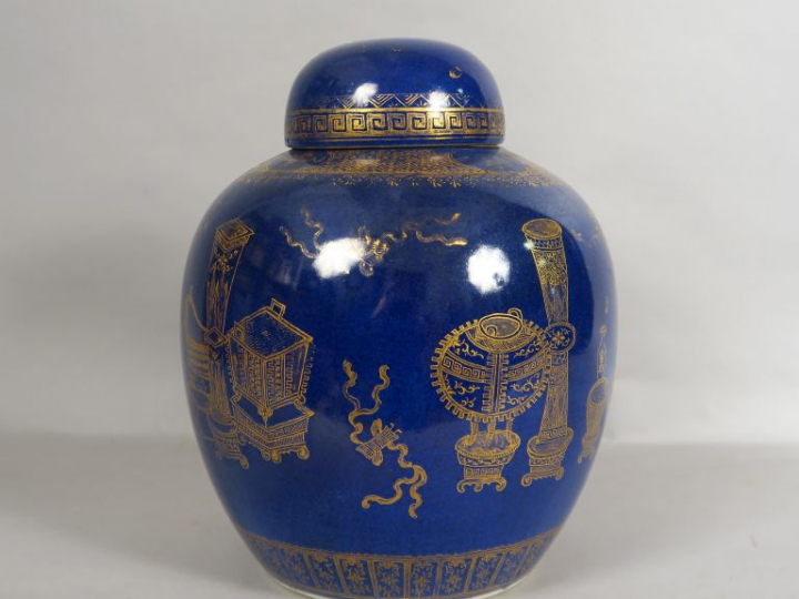 Pot à gingembre couvert en porcelaine et émail bleu poudré, décor à l"