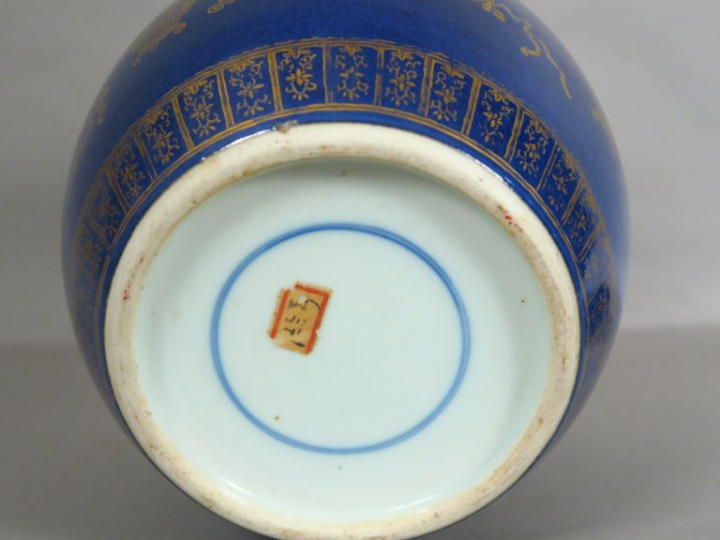 Pot à gingembre couvert en porcelaine et émail bleu poudré, décor à l"