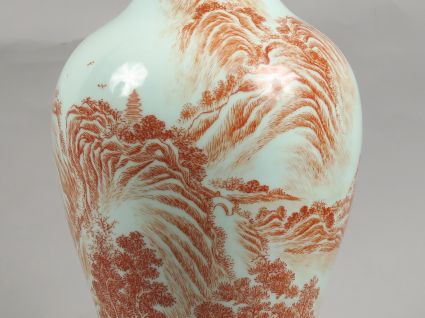 Vase balustre en porcelaine blanche, à décor émaillé corail de paysage