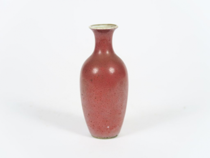 Vase de forme balustre en porcelaine émaillée peau de pêche, porte la 