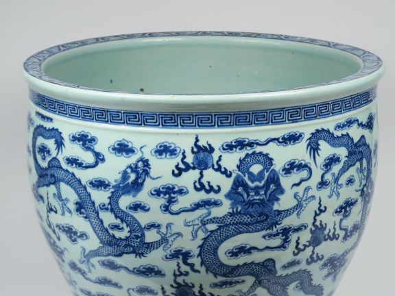 Importante vasque à poisson en porcelaine, à décor émaillé en bleu sou