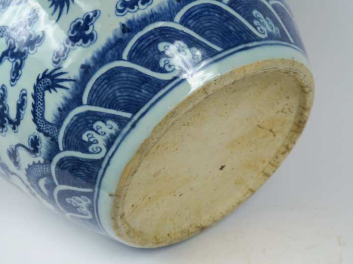 Importante vasque à poisson en porcelaine, à décor émaillé en bleu sou