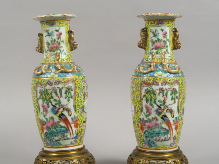 Paire de vases en porcelaine de Canton, monture en bronze doré. Chine,