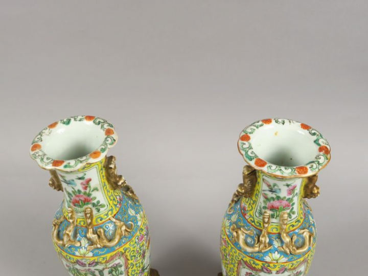 Paire de vases en porcelaine de Canton, monture en bronze doré. Chine,