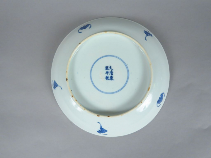 Coupe en porcelaine blanche, à décor bleu sous couverte de deux dragon