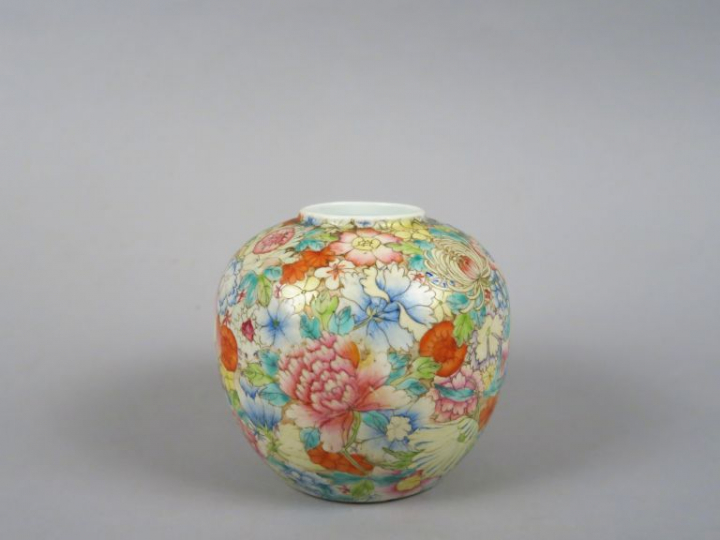 Vase boule, décor mille fleurs. Marque apocryphe Qianlong.  Chine, XXè