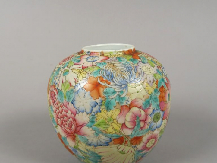 Vase boule, décor mille fleurs. Marque apocryphe Qianlong.  Chine, XXè